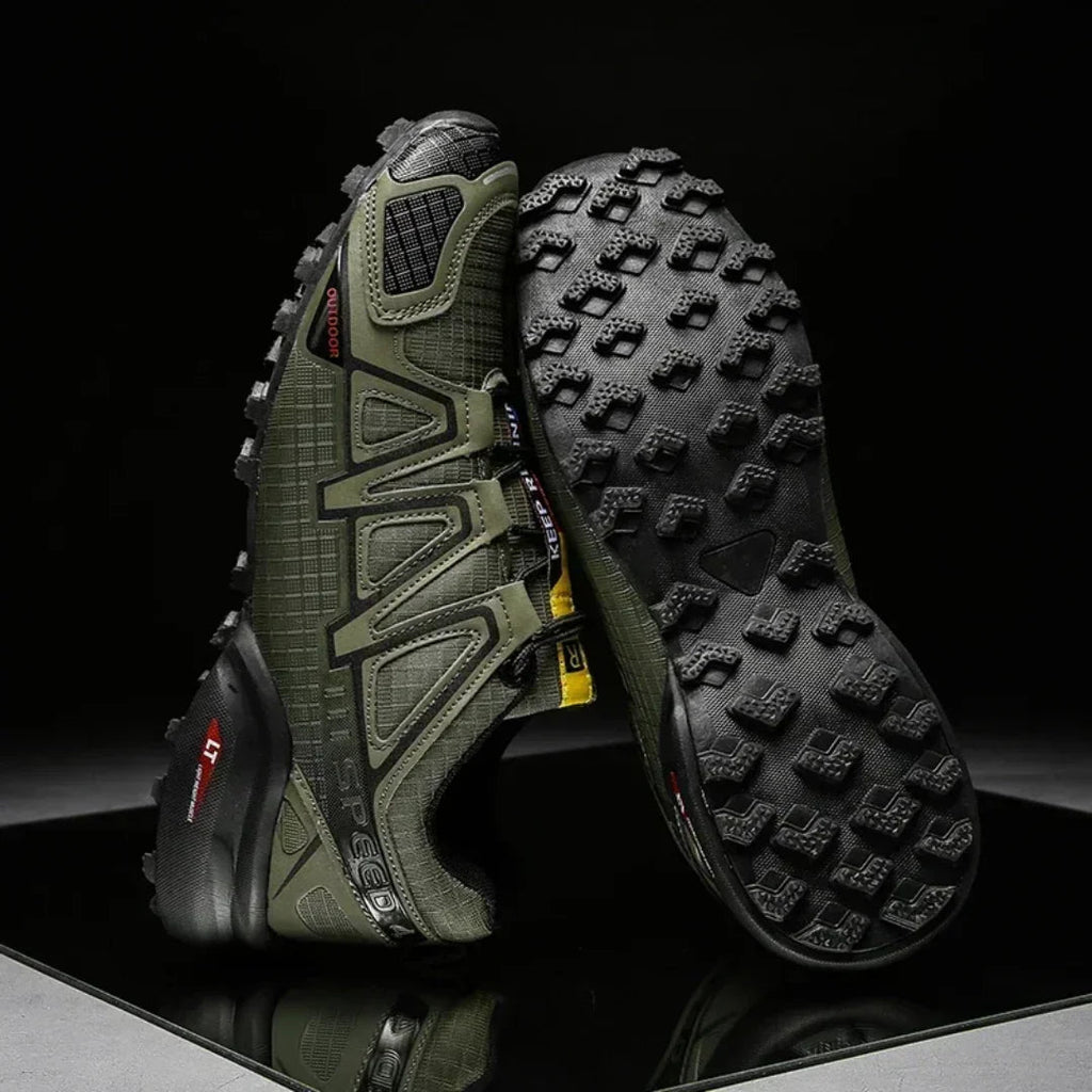 SpeedCross IV colore verde su sfondo outdoor naturale