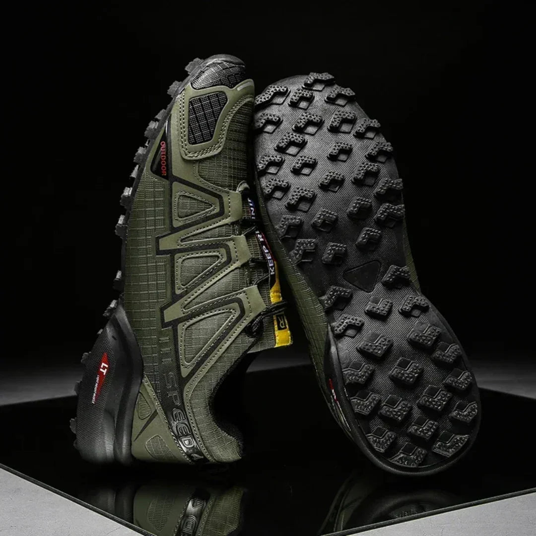 SpeedCross IV colore verde su sfondo outdoor naturale