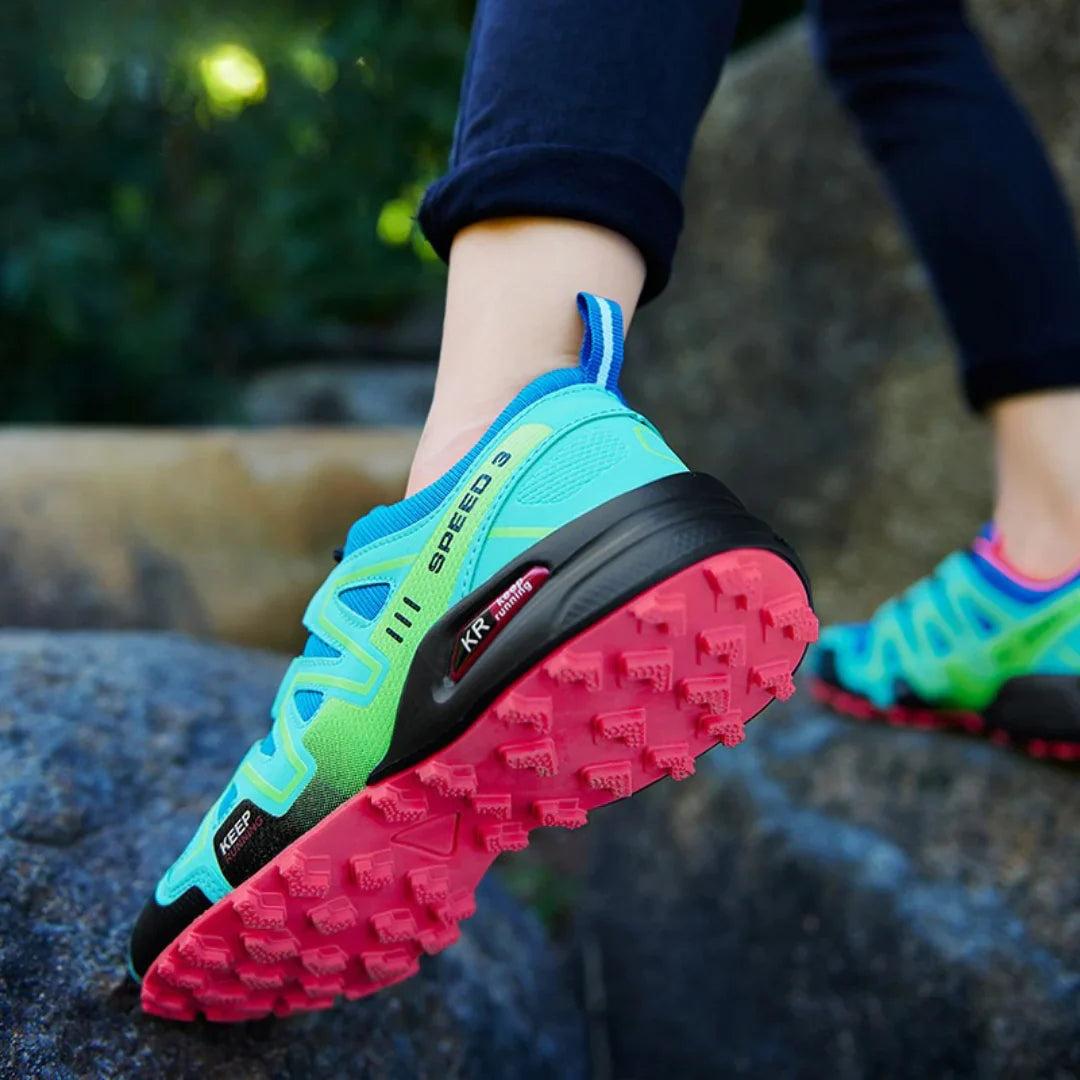 Vista dall'alto delle scarpe SpeedRun III che mostra il design moderno e tecnico