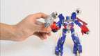 Action figure Transformer Optimus Prime con dettagli fedeli al personaggio