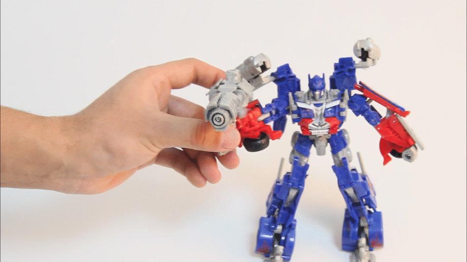 Action figure Transformer Optimus Prime con dettagli fedeli al personaggio