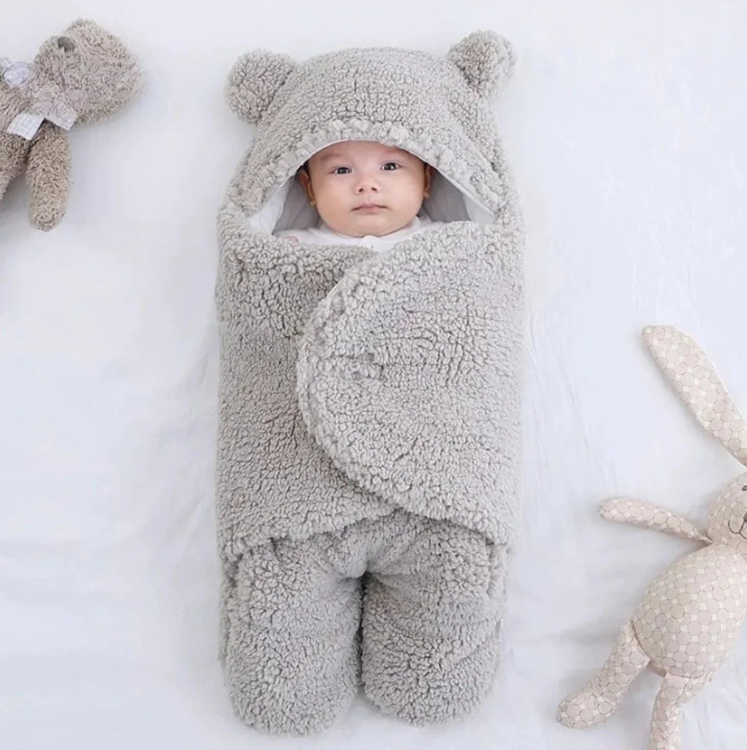 Neonato protetto dal freddo nella coperta avvolgente termica con velcro
