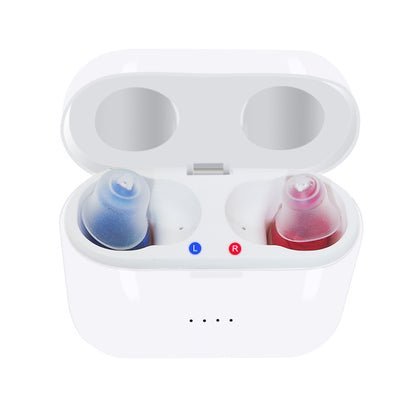 Confronto dimensionale dell'amplificatore uditivo ClearPro ultra-compatto e discreto