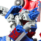 Bambini che giocano insieme con le action figure Transformers