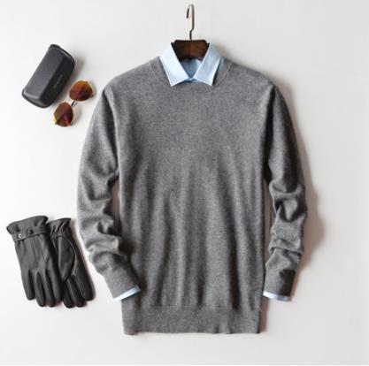 Maglione in cashmere da uomo abbinato a outfit formale professionale