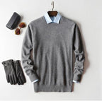 Maglione in cashmere da uomo abbinato a outfit formale professionale