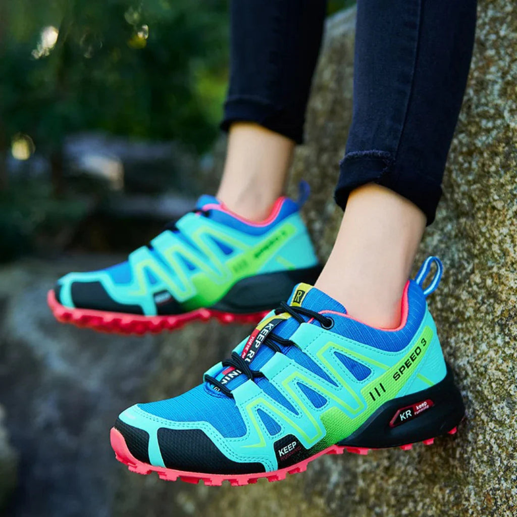 Scarpe SpeedRun III indossate su sentiero di montagna con vista panoramica