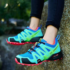 Scarpe SpeedRun III indossate su sentiero di montagna con vista panoramica