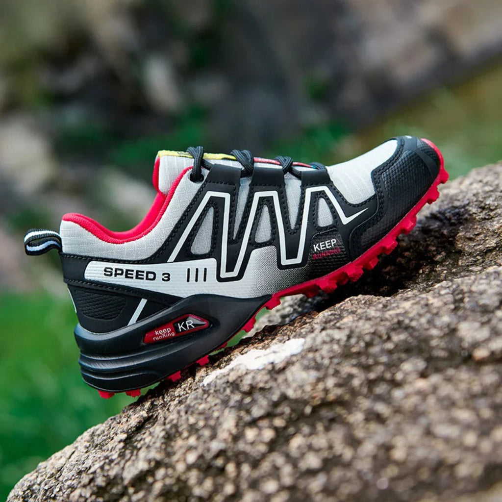 Scarpe SpeedRun III in azione durante una sessione di trail running intenso