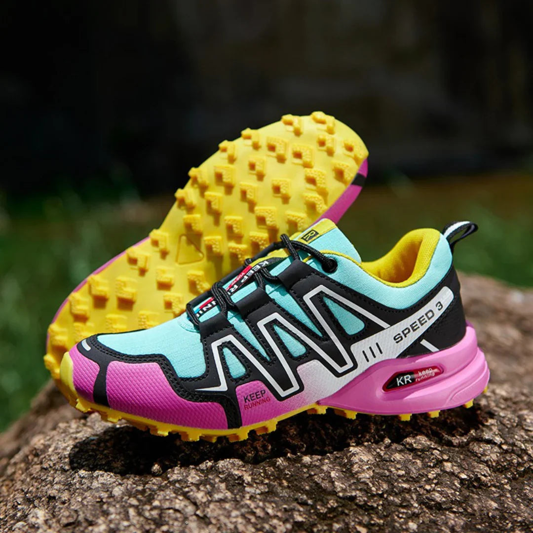 Scarpe da trail SpeedRun III su terreno fangoso che dimostra l'aderenza della suola