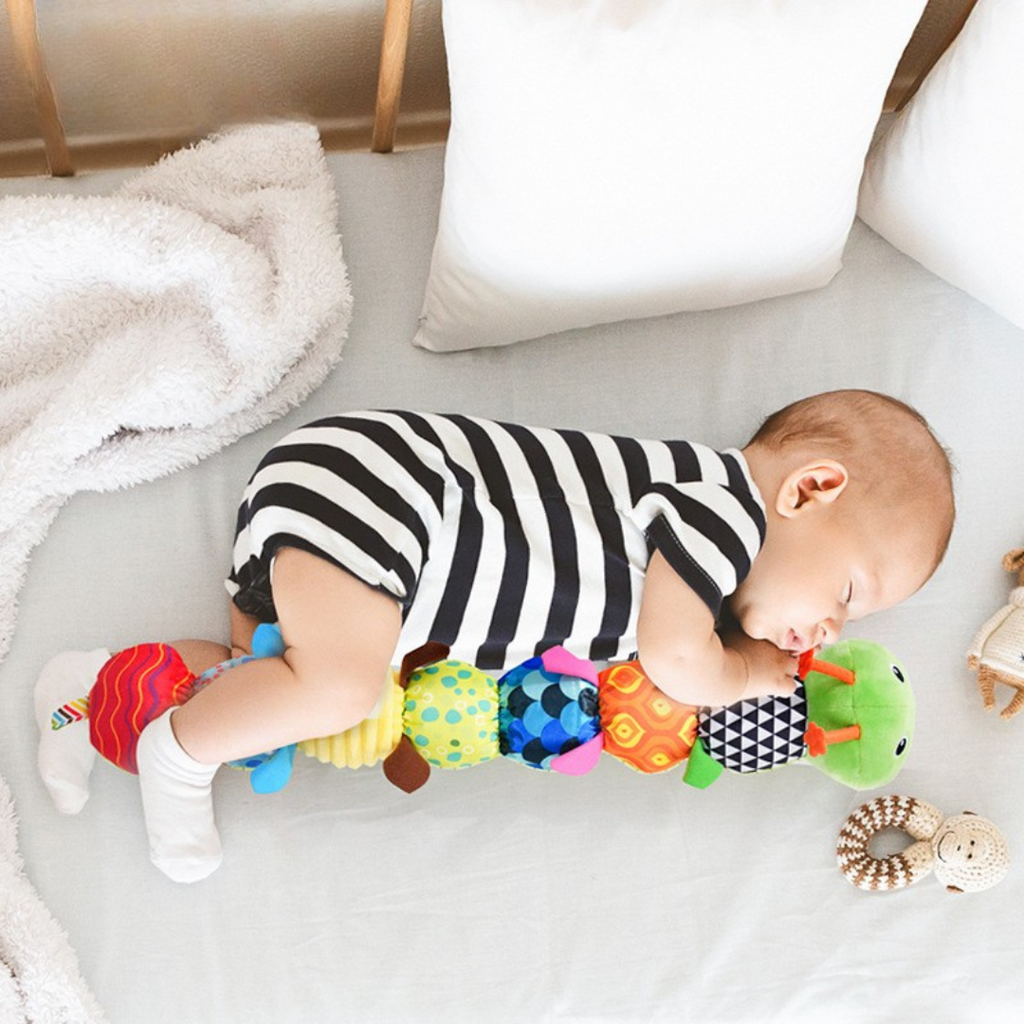 Bruco Interattivo Musicale in peluche colorato per neonati, vista frontale completa del giocattolo educativo