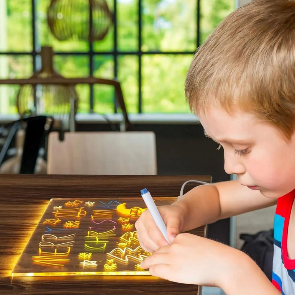 Bambino che disegna sul tavolo LED GlowCraft con retroilluminazione brillante e uniforme