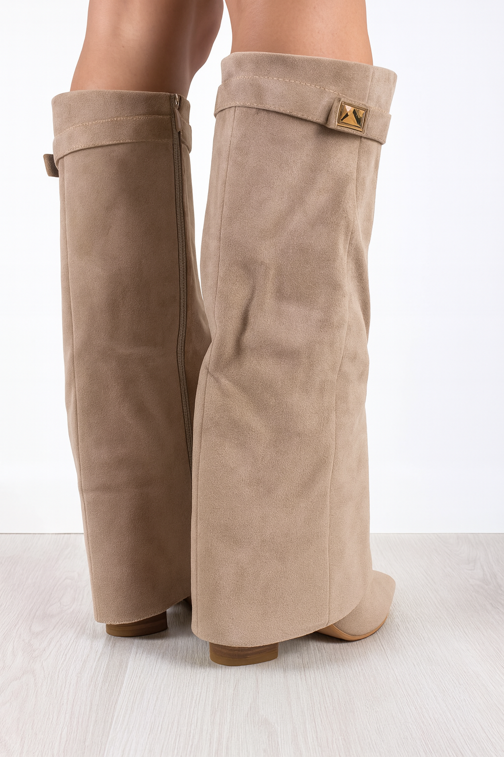 Stivali alti FALIVELLI da donna in camoscio beige con dettaglio del tacco a blocco da 8,5 cm