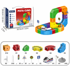 Bambino che gioca con il circuito treno 3D educativo costruendo percorsi con le biglie