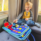 Bambino che gioca con il pannello di attività Montessori sviluppando motricità fine
