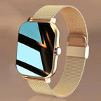 Orologio smart da donna che mostra le funzioni di monitoraggio salute e fitness