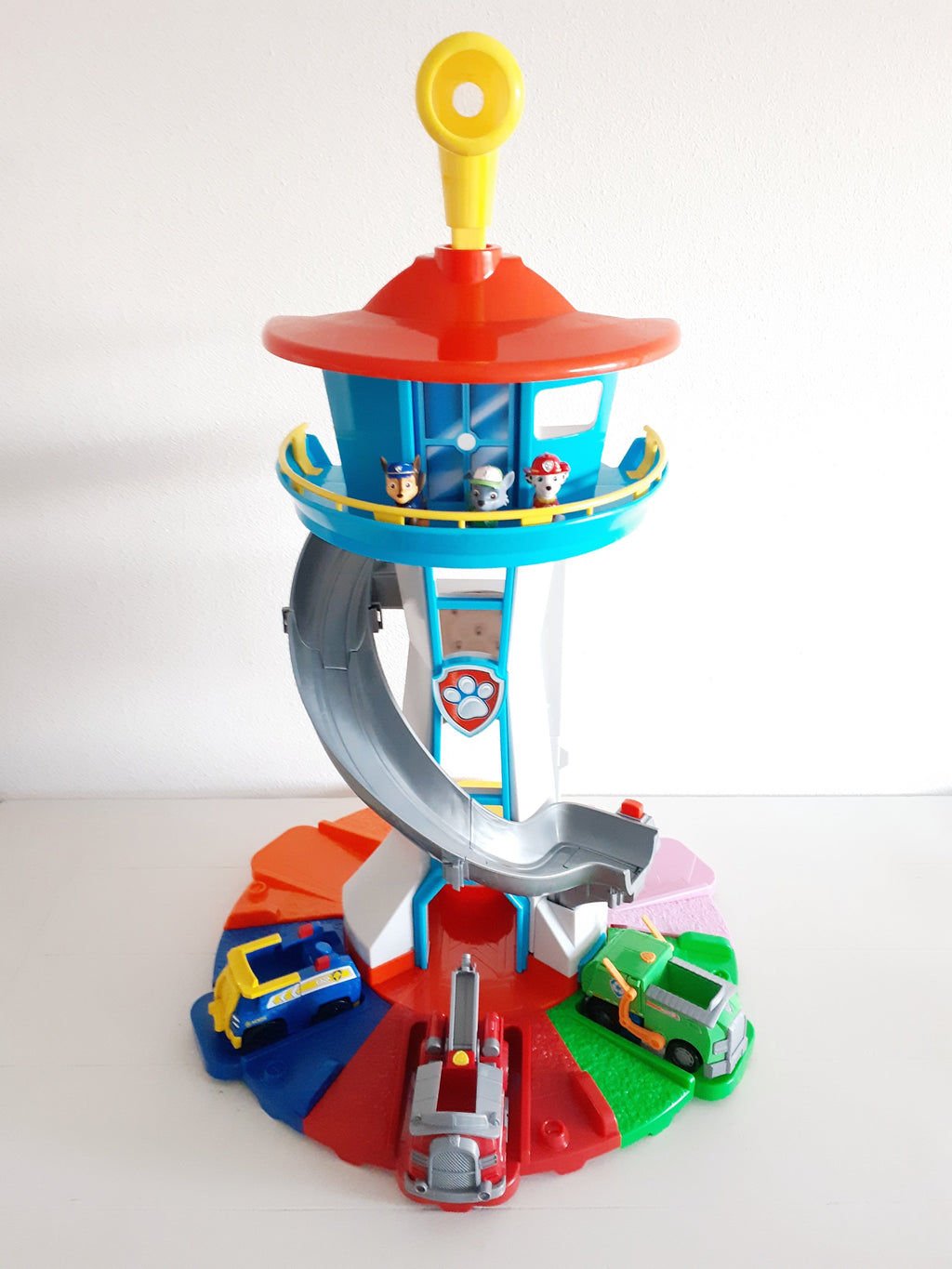 Dettaglio ravvicinato delle auto e figure PawPatrol incluse nel set giocattolo multicolore