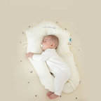 Neonato che riposa serenamente sul cuscino ergonomico Rassivo