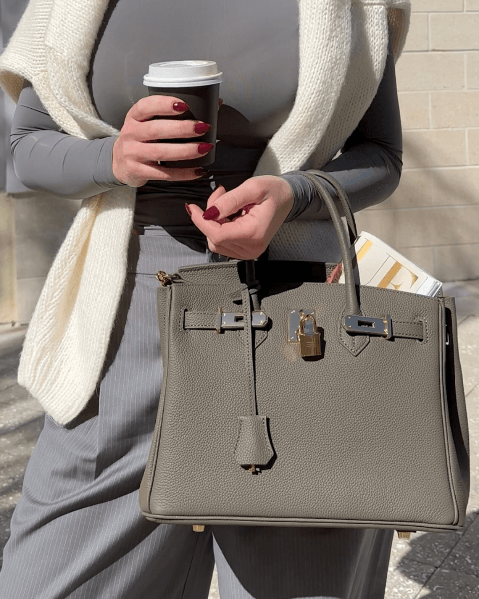 Dettaglio della finitura in pelle di prima qualità della borsa FALIVELLI