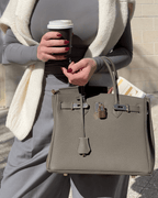 Dettaglio della finitura in pelle di prima qualità della borsa FALIVELLI