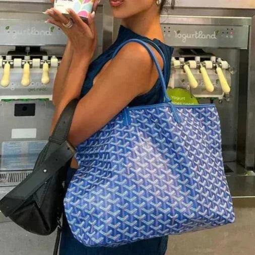 Dettaglio della borsa elegante da donna con finiture raffinate e design minimalista