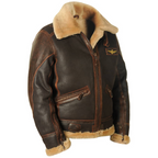 Dettaglio del collo oversize in montone sintetico della giacca bomber
