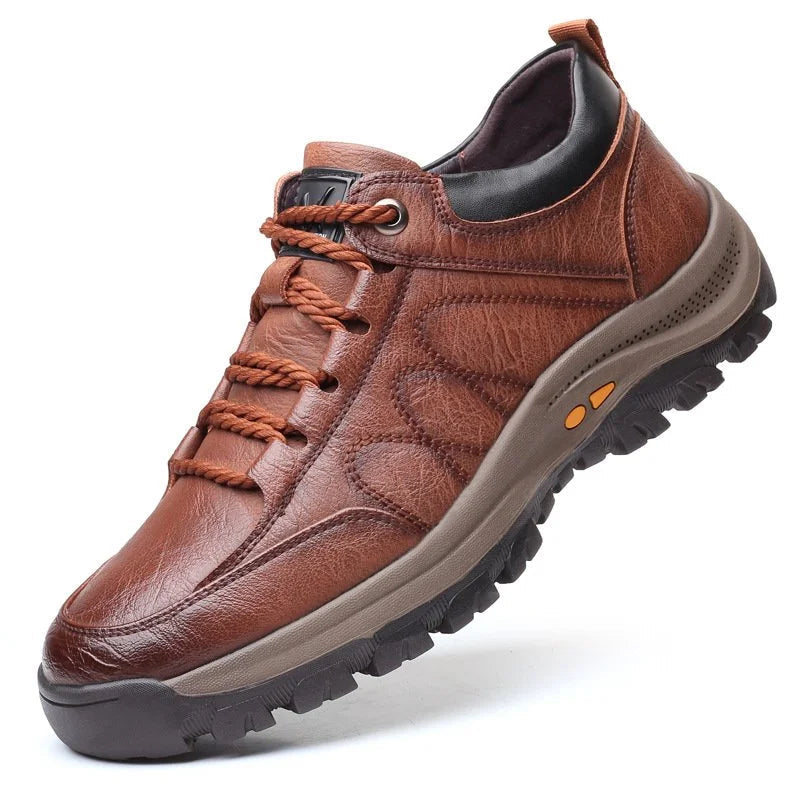 Dettaglio tomaia premium delle calzature ortopediche in vera pelle con texture fine e resistente
