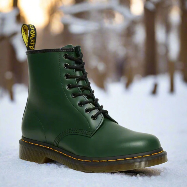 Stivali Martens in pelle resistente con suola antiscivolo, dettaglio laterale