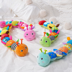 Bruco Musicale per bambini mostrato in dettaglio con texture morbide e segmenti colorati per lo sviluppo sensoriale