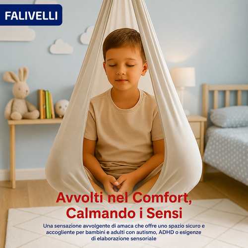 Bambino rilassato nell'amaca sensoriale da interno, avvolto nel morbido tessuto elastico