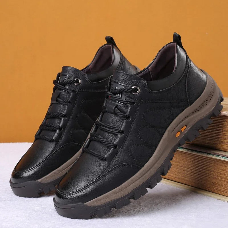 Vista interna delle scarpe ortopediche con fodera traspirante e plantare ergonomico a triplo arco