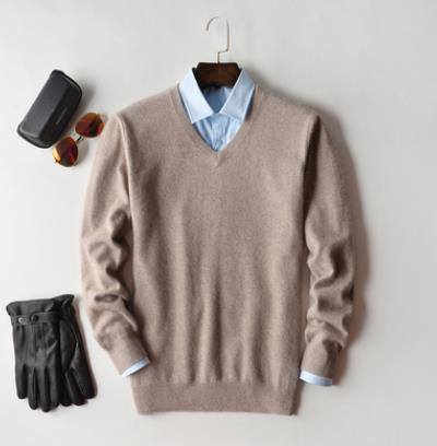 Maglione in cashmere da uomo indossato, mostra vestibilità e stile raffinato