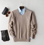 Maglione in cashmere da uomo indossato, mostra vestibilità e stile raffinato