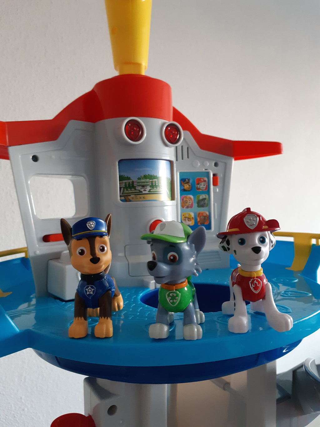 Bambini che giocano con il set PawPatrol mostrando la varietà di personaggi e veicoli