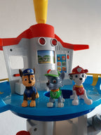 Bambini che giocano con il set PawPatrol mostrando la varietà di personaggi e veicoli