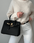 Interno spazioso della borsa in pelle con inserto in feltro organizer