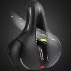Sellino CLOUDCOMFORT PRO montato su bicicletta, evidenziando la forma ergonomica e il comfort durante la pedalata.