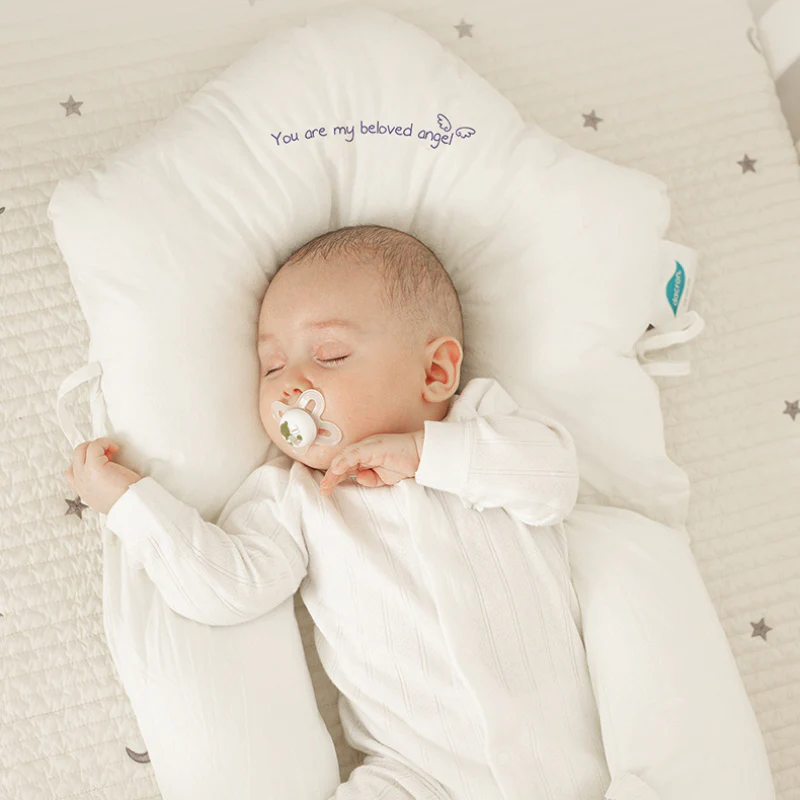 Dettaglio della forma ergonomica del cuscino nanna Rassivo per bambini