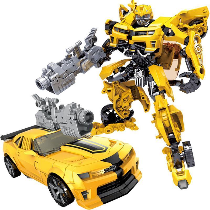 Dettaglio delle action figure Transformer Optimus Prime e Bumblebee con finitura lucida