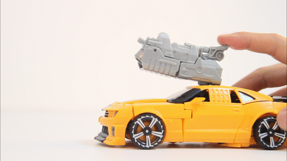 Action figure Bumblebee giallo in modalità veicolo fuoristrada trasformabile