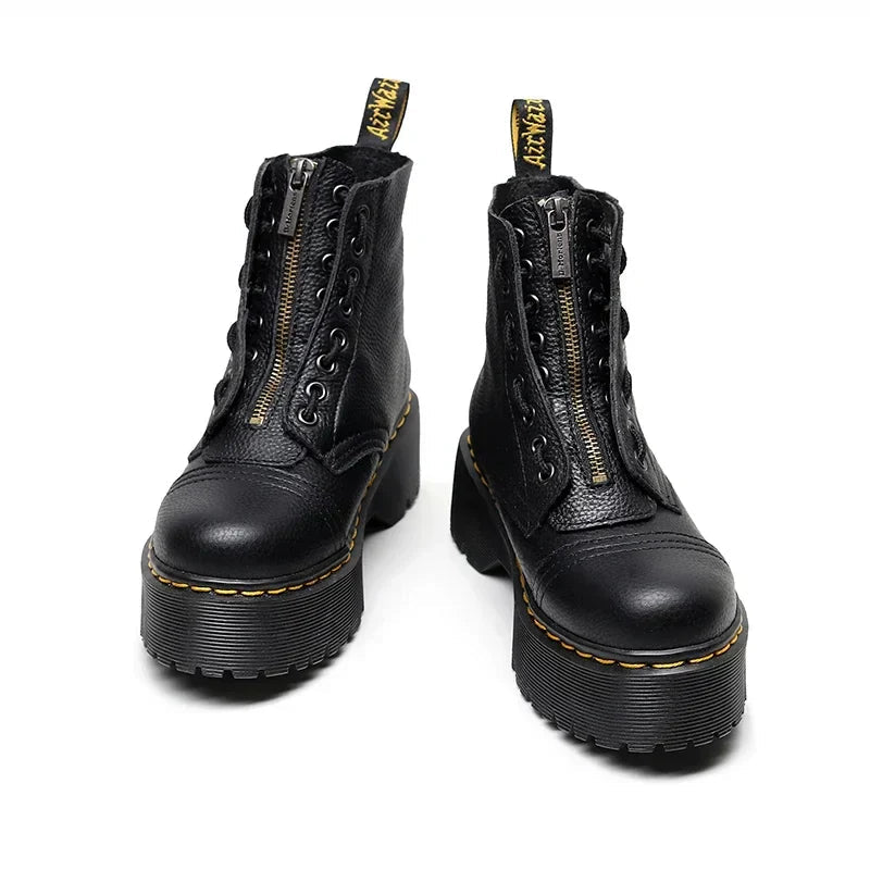 Stivali in pelle da donna indossati, perfetti per outfit casual ed eleganti