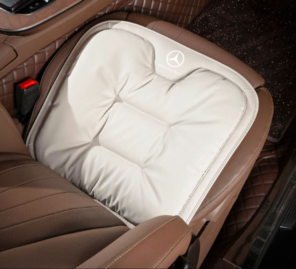 Vista laterale del cuscino ergonomico Velario posizionato su sedile auto con cinghie regolabili