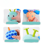 Neonato che gioca con il Bruco Musicale in peluche, esplorando le diverse texture e ascoltando le melodie