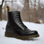 Dettaglio della qualità della pelle degli stivali Martens eleganti