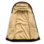 Felpa TOMMY con cappuccio e zip in pile marrone, indossata