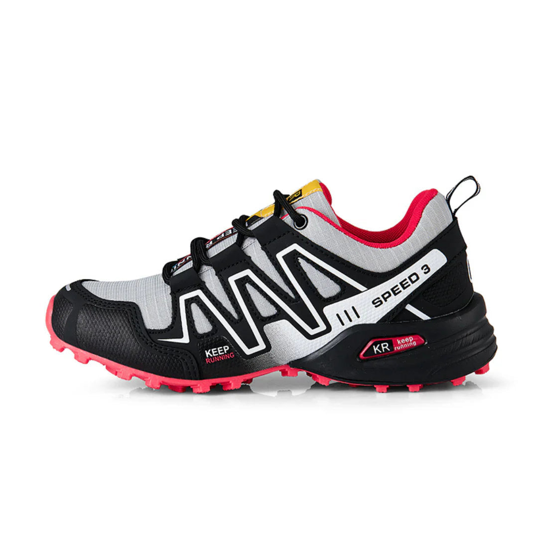 Scarpe da running SpeedRun III indossate durante un'uscita trail su terreno naturale