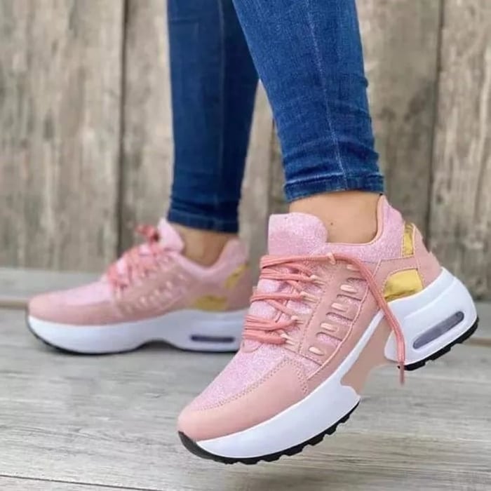 Calzature ortopediche FALIVELLI indossate, dimostrazione del comfort durante la camminata primaverile