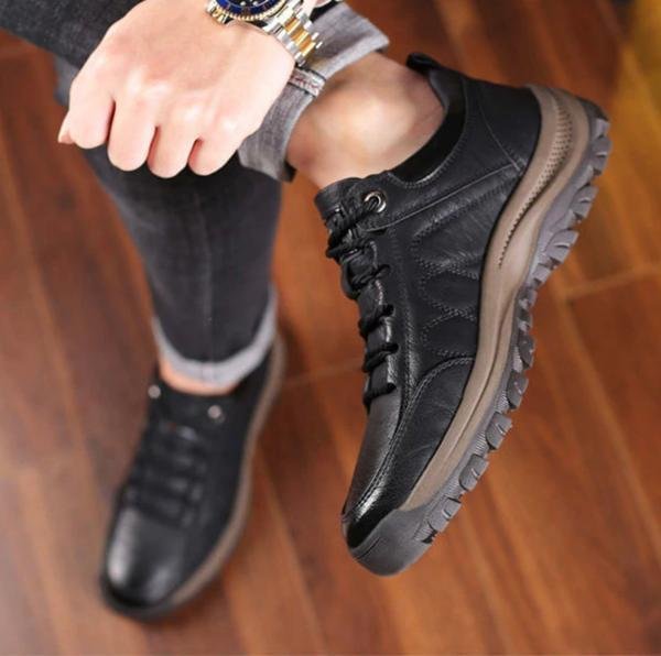 Dimostrazione del supporto anatomico e della distribuzione del peso nelle scarpe ortopediche