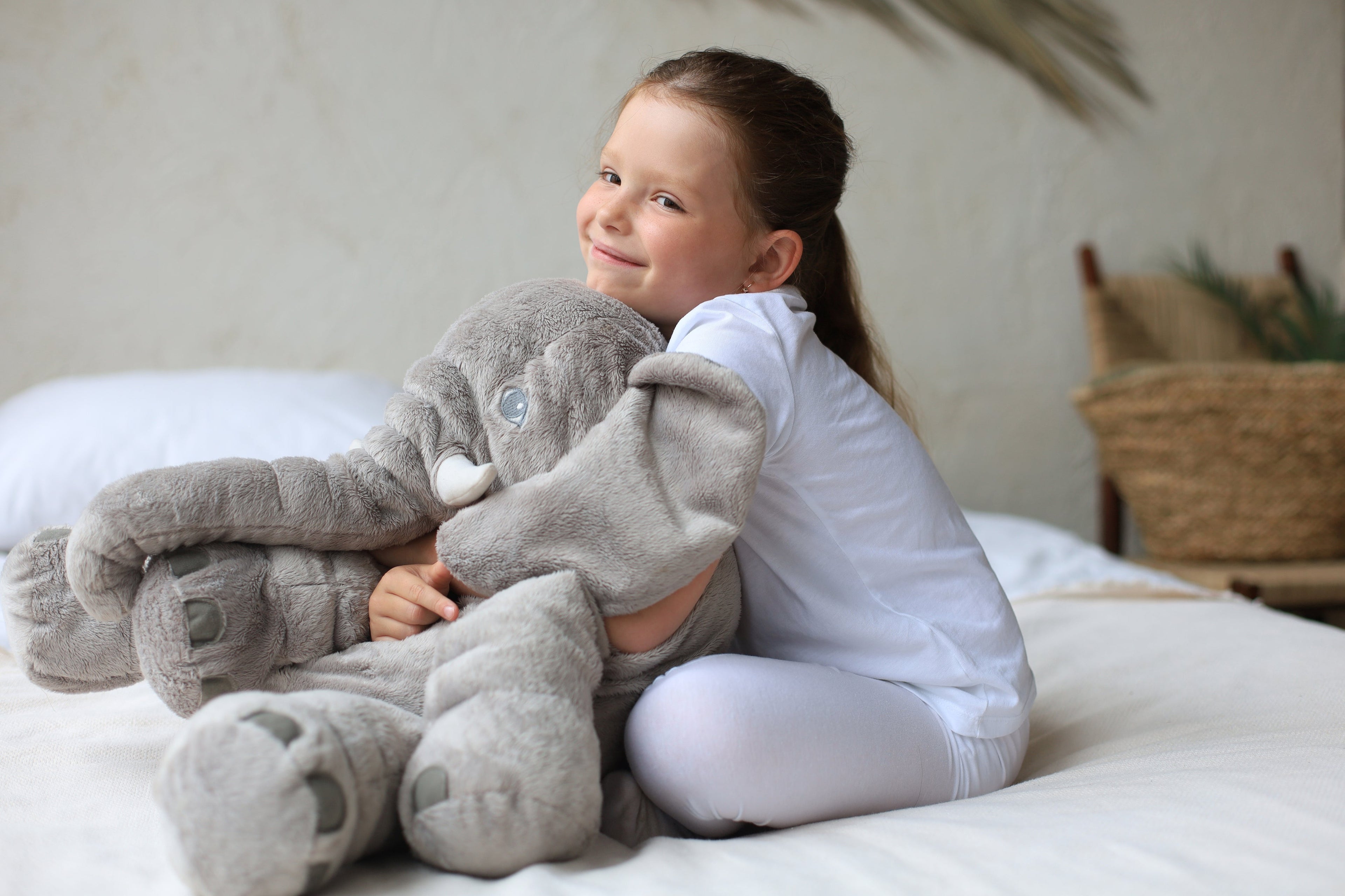 Elefante peluche morbido blu utilizzato come cuscino per neonato