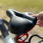 Sellino CLOUDCOMFORT PRO in uso durante una lunga pedalata, garantendo freschezza e benessere al ciclista.